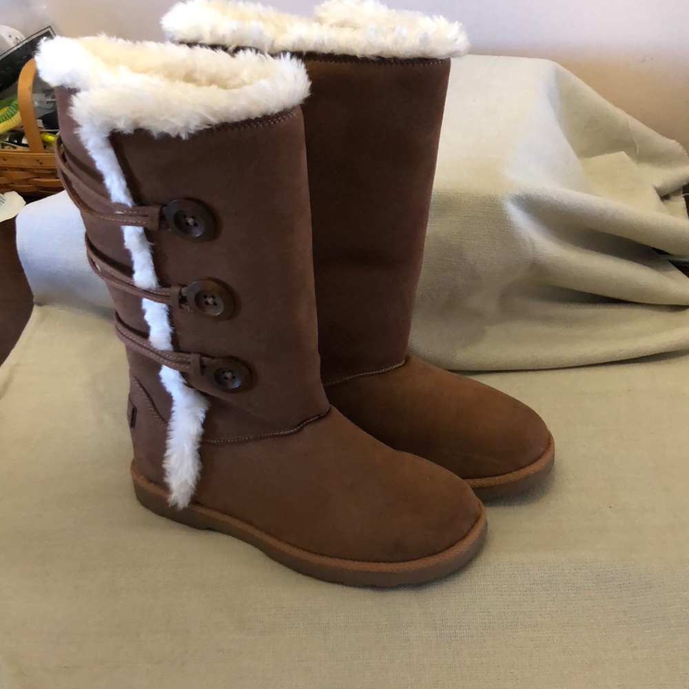 UGG inspired Makalu California Slip on Belinda, color Chestnut, size 8.
